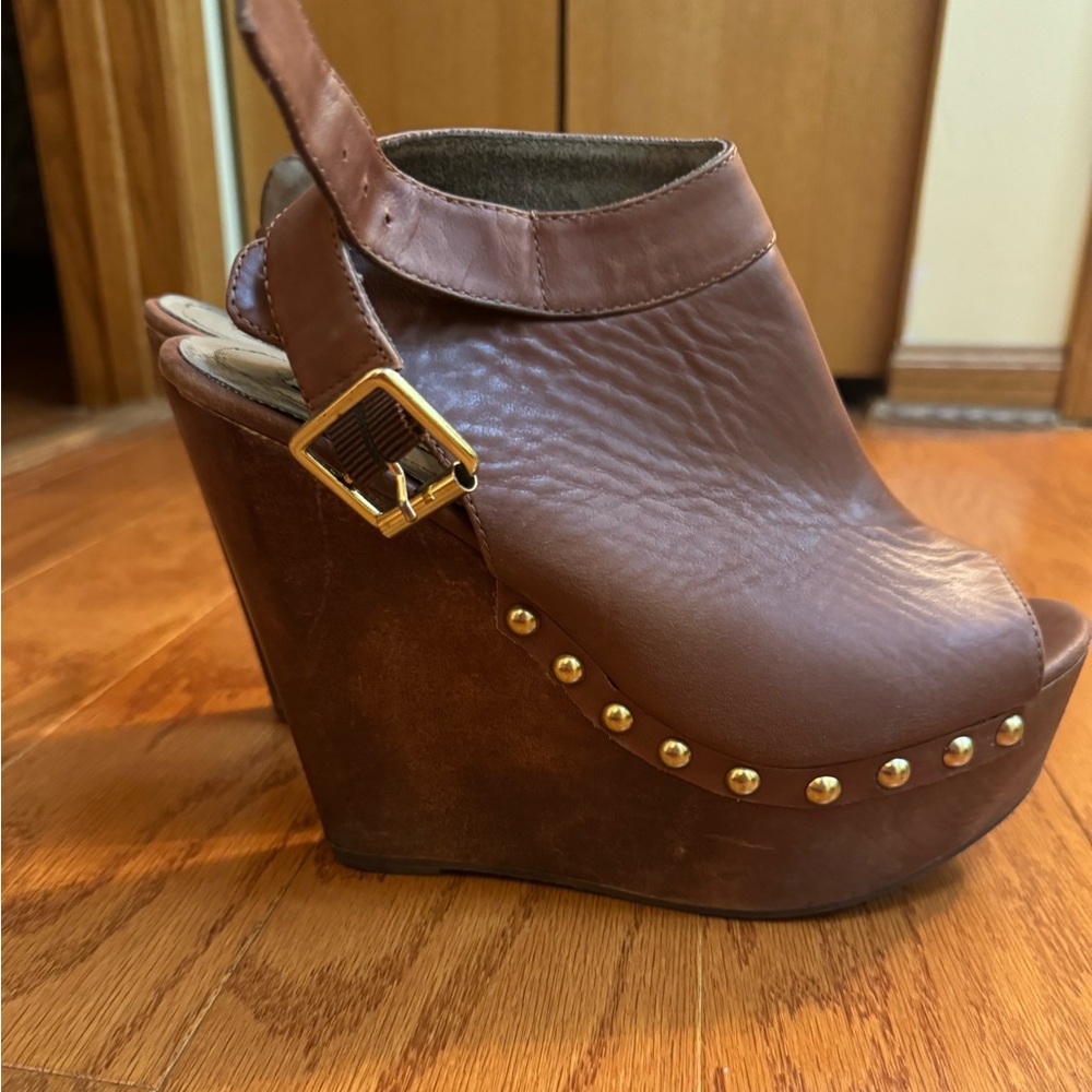 Steve Madden wedge heels with gold studs. Sz 8